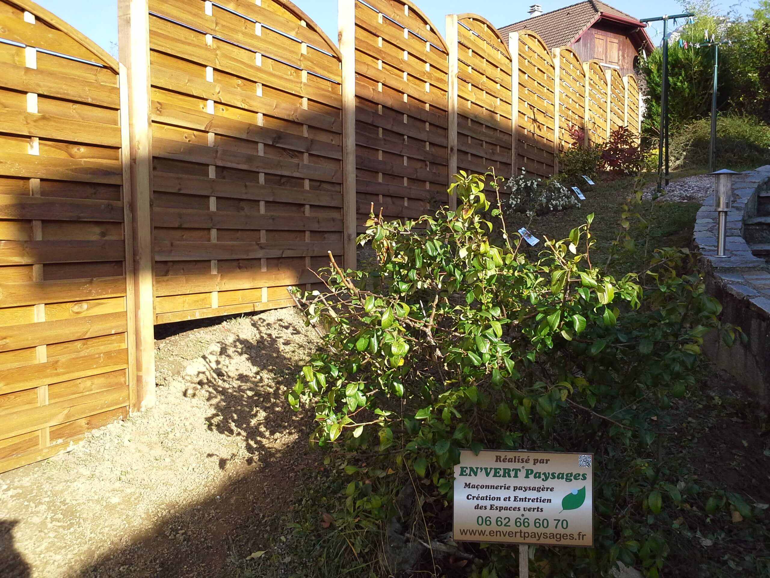 Aménagement extérieur : clôture en escalier en bois