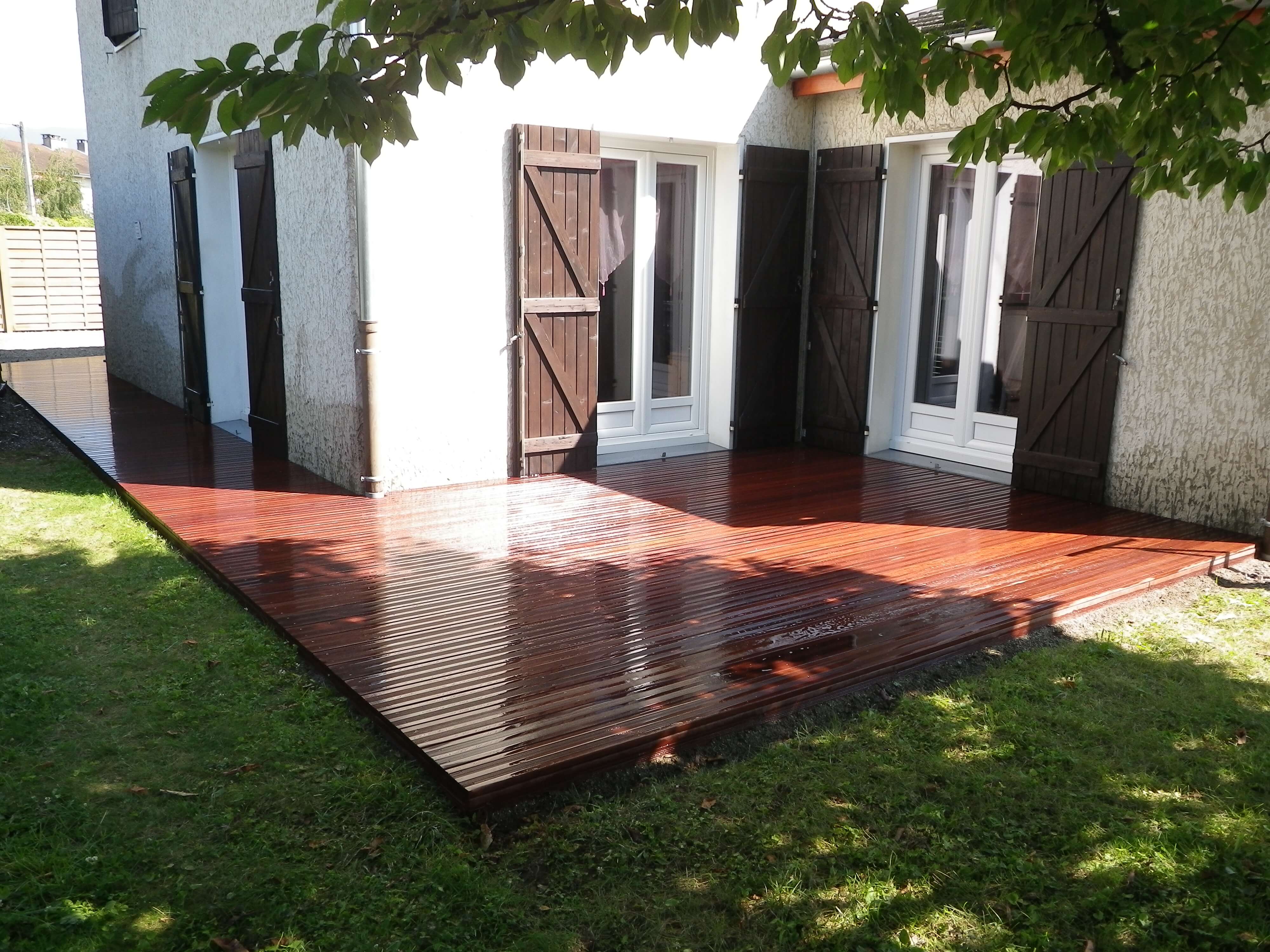 Création d’une terrasse en bois, en acajou
