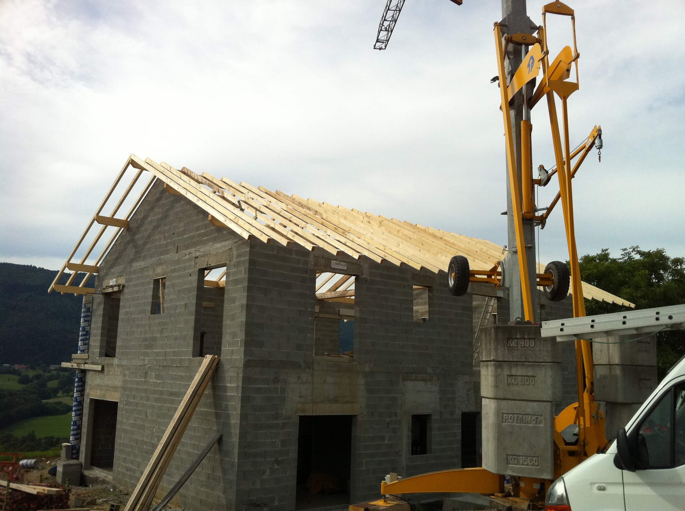 Création d'une charpente 2 pans à Cranves-Sales par les artisans Pôle ...