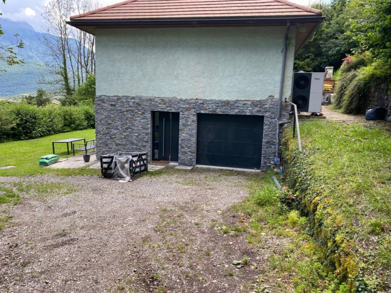 Habillage en pierres du soubassement d&rsquo;une maison individuelle à Doussard