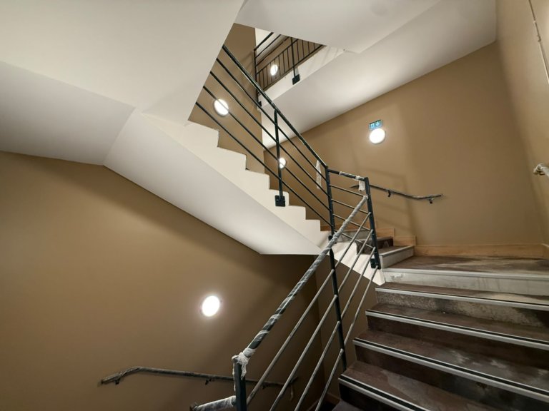 Rénovation de trois cages d’escalier à La Tania – Courchevel